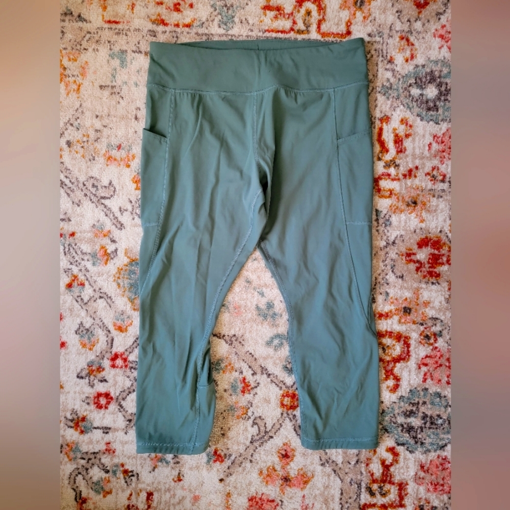Duluth Armachillo Capris Leggings